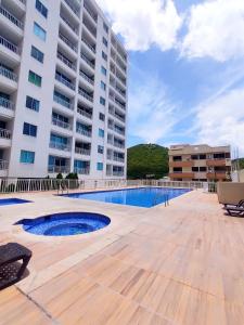 a swimming pool in the middle of a building at Apartamento de tres habitaciones in Rodadero