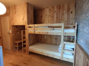 Ένα ή περισσότερα κρεβάτια σε δωμάτιο στο Chambre Cèdre