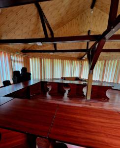 Una sala de conferencias con una gran mesa y sillas de madera. en Pensiunea Rossvillas!!, en Lepşa 29 fotos más