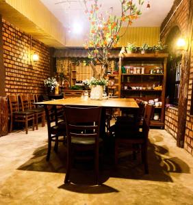 une salle à manger avec une table et quelques chaises dans l'établissement Hiên Cúc Vàng Homestay, à Da Thanh