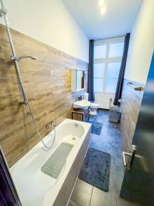 a bathroom with a tub and a toilet and a sink at #112 Moderne Altstadt Wohnung im Herzen von Remscheid-Lennep in Remscheid