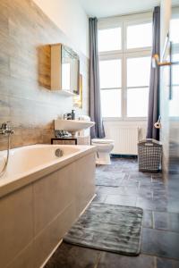 a bathroom with a tub and a sink and a toilet at #112 Moderne Altstadt Wohnung im Herzen von Remscheid-Lennep in Remscheid