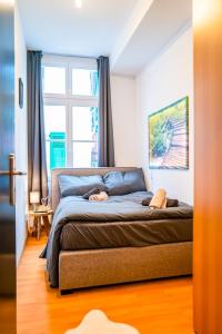 a large bed in a room with a window at #112 Moderne Altstadt Wohnung im Herzen von Remscheid-Lennep in Remscheid