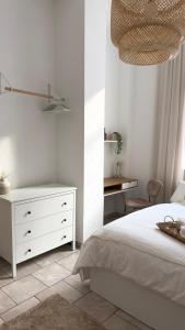 フィーアゼンにあるTraumhaftes City Apartmentのベッドルーム1室(ベッド1台、ドレッサー、デスク付) +6枚の写真