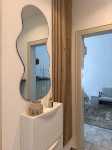 フィーアゼンにあるTraumhaftes City Apartmentの白いドレッサーの上に鏡