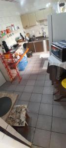HOSTEL em Itaipuaçu próximo a praia e terminal da rua 01的厨房或小厨房
