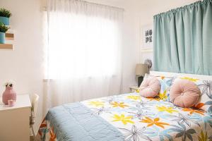 a bedroom with a bed with pillows on it at Europeo tropical in La Javilla