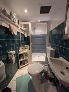 Monkey Factory - Mini Home-Stay Hostel的一间浴室