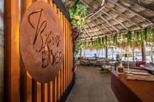 Un restaurant sau alt loc unde se poate mânca la Blue Bay Resort luxury apartment Green View