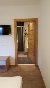 Un baño con una puerta que conduce a un baño con inodoro. en Apart La Vita, en Kappl