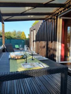 een tafel met wijnglazen en eten op een terras bij Gästehaus "Säntis" in Carnikava