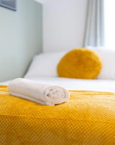 Voodi või voodid majutusasutuse Bright 4 Bedroom House-Sleeps 7-Parking-Nr Hospital-Ideal for Work Crews toas