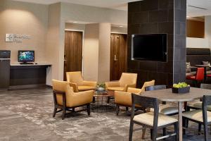 TV a/nebo společenská místnost v ubytování Courtyard by Marriott Minneapolis West