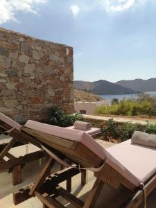 a lounge chair sitting on top of a patio at Remezzo in Ganema