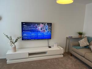 TV a/nebo společenská místnost v ubytování CW Detatched Home