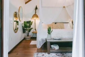 a bedroom with a bed and a table with plants at Casa de Mono Bocas in Big Creek