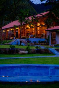 Bazén v ubytování Cosian Bay Phu Quoc Resort nebo v jeho okolí