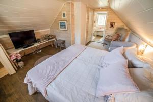 1 dormitorio con 1 cama blanca grande en el ático en Villa, en Kalajoki