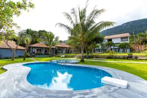 Bazén v ubytování Cosian Bay Phu Quoc Resort nebo v jeho okolí