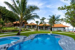 Bazén v ubytování Cosian Bay Phu Quoc Resort nebo v jeho okolí