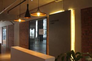 ニライにあるNYC Homestayの建物内のテーブルと照明のあるロビー