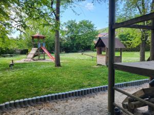 Herní místnost nebo prostor pro děti v ubytování Ferienapartment Schlummerhausen für bis zu 5 Personen, Haustiere willkommen und kostenfrei, mit Einbauküche, WLAN, Smart-TV, Alexa + 6 fotografií