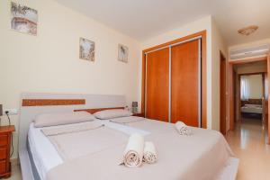 Un dormitorio con dos camas con toallas encima. en Blue Sky Denia apartment, en Denia 10 fotos más