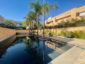 Bazén v ubytování Très Beau Duplexe avec piscine depuis la terrasse nebo v jeho okolí