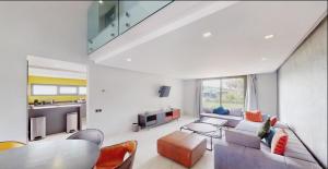 Posezení v ubytování Très Beau Duplexe avec piscine depuis la terrasse