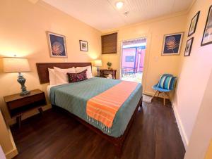 A bed or beds in a room at Waterside Inn Még 17 kép