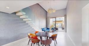 Posezení v ubytování Très Beau Duplexe avec piscine depuis la terrasse