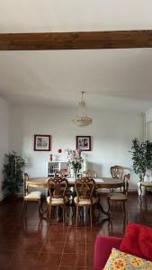 a dining room with a table and chairs at Casa Eva e Eduardo in Macedo de Cavaleiros