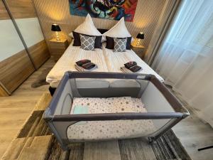 a bedroom with a large bed with at Familienfreundliche geräumige Design-Wohnung mit Balkon im Zentrum - APOLONIAliving in Karlsruhe +63 photos