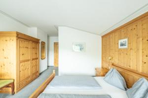 Una cama o camas en una habitación de Hotel Engel Alberschwende
