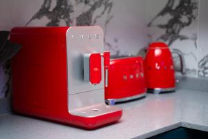 Příslušenství pro přípravu čaje a kávy v ubytování Milk & Honey Guest House