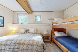 a bedroom with two beds in a tiny house at Lakeside Elegance in Tyson