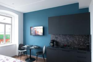 Televízia a/alebo spoločenská miestnosť v ubytovaní Navis city apartments