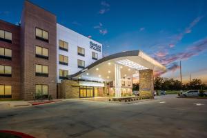 Un edificio con un estacionamiento enfrente. en Fairfield Inn & Suites by Marriott Chickasha, en Chickasha