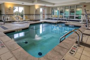 オクラホマシティにあるFairfield Inn and Suites by Marriott Oklahoma City Airportのホテルの客室内の青い水のプール