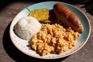 einen Teller mit Reis und einem Hot Dog in der Unterkunft Alojamiento rural Ecoparque La Motilona Paicol, Huila - Cabaña la Motilona in Paicol + 16 Fotos