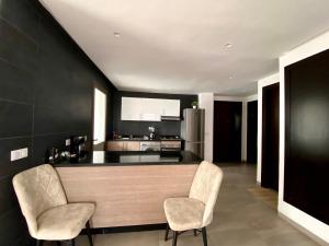 Köök või kööginurk majutusasutuses Luxurious Golf & Sea View Beach Apartment with Pool Access - Tamourrit, Taghazout Bay