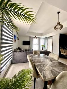 Televiisor ja/või meelelahutuskeskus majutusasutuses Luxurious Golf & Sea View Beach Apartment with Pool Access - Tamourrit, Taghazout Bay