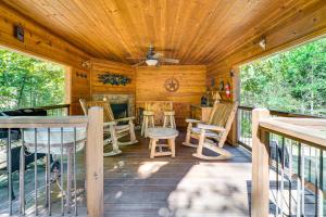 Fotografie z fotogalerie ubytování Broken Bow Rental Cabin with Hot Tub and Bar v destinaci Broken Bow