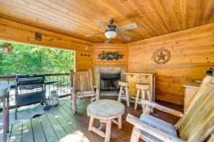 Posezení v ubytování Broken Bow Rental Cabin with Hot Tub and Bar