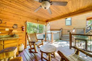 Balkón nebo terasa v ubytování Broken Bow Rental Cabin with Hot Tub and Bar