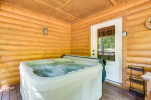 Fotografie z fotogalerie ubytování Broken Bow Rental Cabin with Hot Tub and Bar v destinaci Broken Bow
