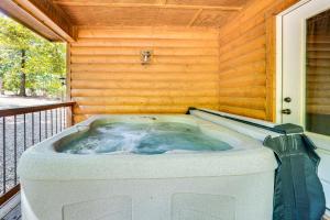 Fotografie z fotogalerie ubytování Broken Bow Rental Cabin with Hot Tub and Bar v destinaci Broken Bow