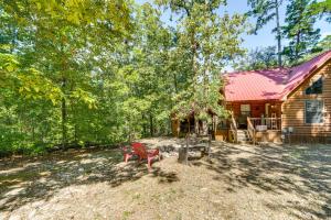 Zahrada ubytování Broken Bow Rental Cabin with Hot Tub and Bar