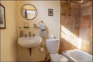 un bagno con un water, un lavandino e uno specchio di Energy-Efficient Oasis Cozy Near DT Boulder and trails a Boulder