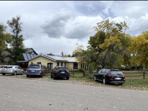 un gruppo di auto parcheggiate di fronte a una casa di Energy-Efficient Oasis Cozy Near DT Boulder and trails a Boulder
